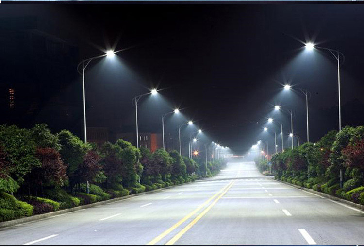 Ánh trung tính của đèn BRP243 LED98/NW 70W tăng khả năng quan sát ban đêm, góp phần đảm bảo an toàn giao thông.